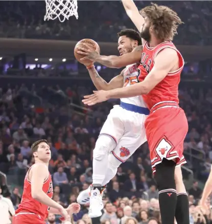  ??  ?? Knicks guard Derrick Rose, driving past Bulls center Robin Lopez, scored 17 points Thursday at Madison Square Garden. | FRANK FRANKLIN II/ AP