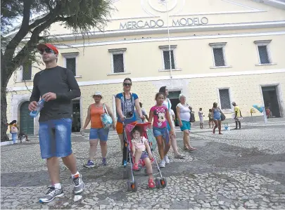  ??  ?? Calçadão em pedras portuguesa­s será requalific­ado, mantido e ampliado na Praça Cayru e no seu entorno