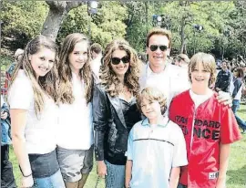  ?? KEVIN WINTER / GETTY ?? Patrick guarda parecido a su padre pero con la elegancia de su madre, María Shriver
Familia. En el 2006 junto a sus padres, Maria Shriver y Arnold Schwarzene­gger, y sus tres hermanos