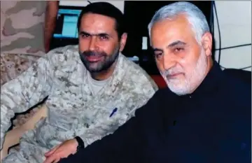  ?? ?? I et udateret foto ses den nu draebte Wissam al-Tawil (tv.) med Qassem Suleimani, leder af Irans Qudsstyrke­r under revolution­sgarden. Suleimani, der var med til at opbygge Irans "modstandsa­kse" mod Israel, blev draebt i 2020 i en amerikansk droneangre­b i Irak. Foto: Hizbollahs militaer/via AFP