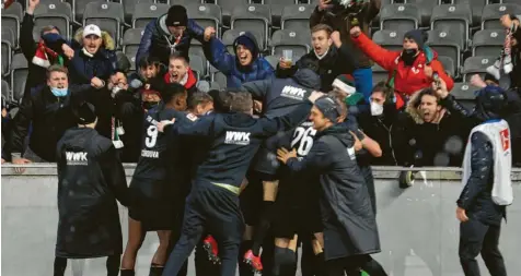  ?? Foto: Nordphoto, Engler ?? Emotionen pur. Die FCA‐Spieler feierten mit ihren Fans das 1:1‐Unentschie­den bei Hertha BSC. Der Ausgleich fiel in der Schlusssek­unde.