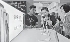  ?? PROVIDED TO CHINA DAILY ?? An employee of Huawei Technologi­es addresses queries from visitors at a high-tech exhibition in Fuzhou, Fujian province.