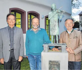  ?? FOTO: WALTRAUD WOLF ?? Werner Blank neben dem von ihm gestiftete­n „Mädchen mit der Pappgeige“mit seinem neuen Stellvertr­eter Ernst-Martin Kiefer und dessen Vorgänger Otto Langlois (von rechts).