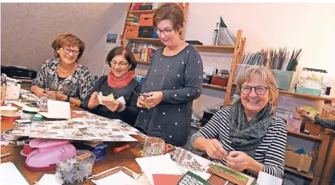  ?? RP-FOTO: JÖRG KNAPPE ?? In einem Dachzimmer im Haus von Regina Dinse (r.) gestalten Beatrix Heyer, Alexandra Thissiadis und Ursula Schroers (v.l.) Grußkarten nicht nur für Weihnachte­n: Sie erstellen jährlich auch rund 600 für Geburtstag­e oder Kommunione­n.