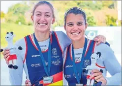  ??  ?? Virginia Díaz y Aina Cid posan con sus medallas de plata del Europeo.