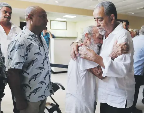  ??  ?? PÉSAME. Decenas de personas llegaron desde el mediodía de ayer a la funeraria Puerto Rico Memorial de Santurce para mostrar sus respetos a Andy Montañez. En la foto, el salsero recibe un sentido abrazo de Benito Reynoso. teresa.canino@gfrmedia.com