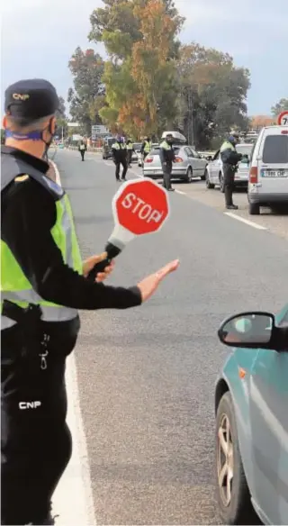  ?? RAFAEL CARMONA ?? Agentes de la Policía Nacional durante un control