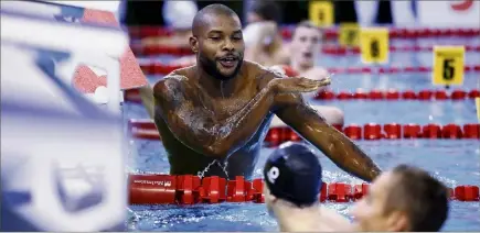  ?? (Photos Dylan Meiffret) ?? Il n’y a pas eu de surprise en finale de la course reine de ces championna­ts. Mehdy Metella conserve son titre national sur m nage libre, et se qualifie du même coup pour les championna­ts d’Europe. Tout comme Jérémy Stravius (ci-dessous, bonnet...