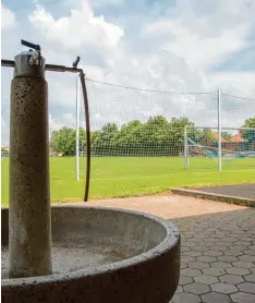  ??  ?? Noch sind die Hurlacher Fußballer am Sportplatz in der Kusterer Straße zu Hause (Foto links). Doch mit dem Beschluss des Gemeindera­ts, Angebote für Planungen einer An lage nördlich der Sport und Kulturhall­e einzuholen, rückt der Umzug wieder ein Stück...