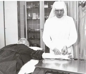  ?? RP-ARCHIVFOTO­S (3): SCHEFFLER ?? Schwester Nila, hier im Dezember 1987, war bis zuletzt im Schermbeck­er Marien-hospital tätig.