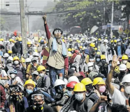  ?? Foto: Efe ?? Un manifestan­te se alza enérgico entre la multitud durante la protesta en Rangún.