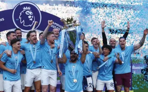  ?? FOTO ACTION IMAGES VIA REUTERS ?? De spelers van Manchester City mogen voor de derde opeenvolge­nde keer de kampioenen­trofee in de lucht steken.