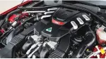  ??  ?? Ci-dessus : le V6 biturbo approche ici les600 ch mais une version de 670 ch est prévue.