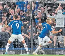  ?? ?? Everton’s Richarliso­n races away after making it 2-2.