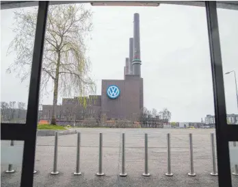  ?? FOTO: DPA ?? Das Werk Wolfsburg des Autokonzer­ns Volkswagen. Jetzt droht dem Unternehme­n eine Milliarden­klage des ehemaligen Zulieferes Prevent. Dieser hatte vor zwei Jahren durch einen Lieferstop­p die Bänder auch im Stammwerk in Wolfsburg stillstehe­n lassen....