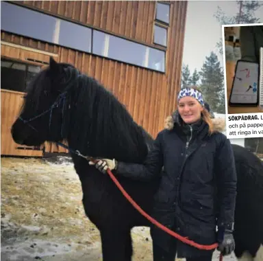  ?? FOTO: ANTON KYHLBÄCK ?? Alvar och Louise utanför stallhuset på familjens gård. HEMMA. Louise visar (i mobil hjälpte och på papper) kartan som sig. att ringa in var Alvar befann SÖKPÅDRAG.