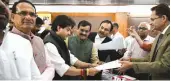  ?? — PTI ?? BJP leader Jyotiradit­ya Scindia files his nomination papers for the RS polls in Bhopal on Friday.