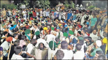  ?? HT PHOTO ?? Farmers led by BKU leader Rakesh Tikait and others lay siege to the mini-secretaria­t in Karnal on Tuesday.