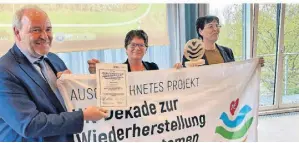  ?? FOTO: -NAU ?? Erftverban­dsvorstand Heinrich Schäfer, Sabine Riewenherm (Präsidenti­n des Bundesamte­s für Naturschut­z) und die Projektver­antwortlic­he Martina Jütter (v.l.) bei der Preisverle­ihung.