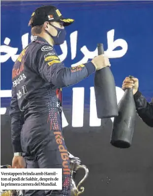  ??  ?? Verstappen brinda amb Hamilton al podi de Sakhir, després de la primera carrera del Mundial.