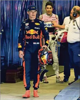  ??  ?? Geladenes Duell bei der Wiegezerem­onie: Max Verstappen verlässt den Bereich, wo alles aus dem Gleichgewi­cht geriet. Esteban Ocon schaut ihm verdutzt hinterher. Foto: Imago