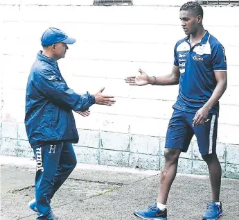  ?? FOTO: EL HERALDO ?? El lateral del Necaxa mexicano saluda a Edwin Martín Banegas, jefe de prensa de Fenafuth.