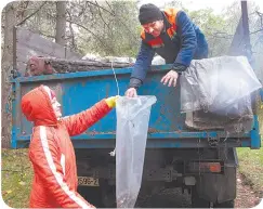  ?? Фото автора. ?? На снимке: лесник Рубовского лесничеств­а Александр Згеря и помощник председате­ля КГК Витебской области Наталья Степанова.