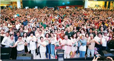  ?? (Photo from Go Negosyo) ?? LOVE PH, GO NEGOSYO! – First Lady Liza Araneta Marcos (center) is joined by Department of Tourism (DOT) Secretary Christina Garcia Frasco and Go Negosyo founder Joey Concepcion in making hand hearts, along with more than a thousand attendees, at the Tourism Summit 2024 at the Ayala Malls Manila Bay.