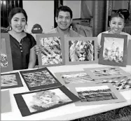  ??  ?? Priscila Ramos Rosado, Pablo Reyes Guzmán y Ayve Solís Lugo, del Centro Educativo Blas Pascal, con algunas de las “fotopintur­as” que los estudiante­s expondrán hoy en el desayuno al comedor Eben-Ezer