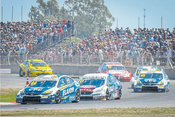  ?? MARIO QUINTEROS ?? Por la victoria. Con el liderazgo de Agustín Canapino, los pilotos van por los 200 Kilómetros porteños por ser una carrera especial.