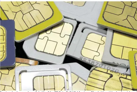  ??  ?? Experten gehen davon aus, dass es die herkömmlic­hen SIM-Karten für Mobiltelef­one in ungefähr zehn Jahren nicht mehr geben wird
