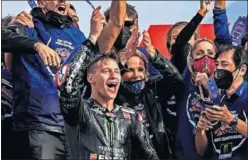  ?? ?? Quartararo celebra el título de campeón mundial de MotoGP 2021.