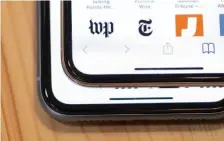  ??  ?? The bezels on the iphone XR are noticeably thicker than on the iphone XS Max.