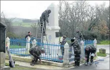  ??  ?? Remise à neuf du Monument aux Morts