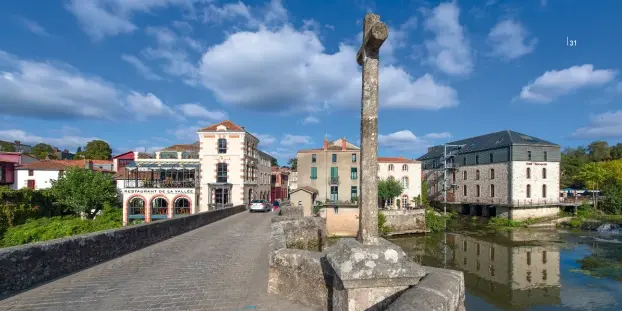  ??  ?? À Clisson, le pont de la Vallée est jeté sur la Sèvre nantaise depuis le xviiie siècle. L’ouvrage, qui est porté par 6arches, relie aussi les paroisses locales de Notre-dame et La Trinité. Une croix, dont il ne reste que le socle, marquait leur limite. La croix actuelle, sur un autre éperon, proviendra­it du parvis de Notre-dame.