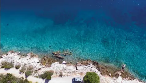  ?? Foto: Olaf Winkler ?? Strand und Meer – und das eigene Wohnmobil von oben. Solche Aufnahmen lassen sich nur mit einer Drohne machen.