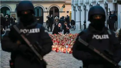  ?? FOTO: JOE KLAMAR/LEHTIKUVA-AFP ?? ■ Österrikes kansler Sebastian Kurz och europeiska rådspresid­enten Charles Michel tänder ljus och hedrar offren för terroratta­cken i Wien. EU:s inrikesmin­istrar diskuterar hur Europa bäst kan bekämpa terror.