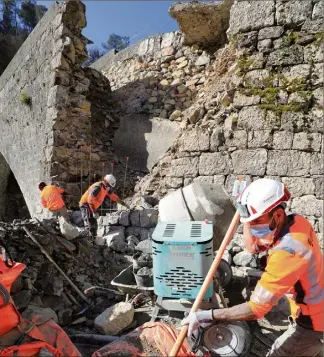  ??  ?? Le plan départemen­tal de reconstruc­tion des sentiers de randonnée est lancé. Ici, le pont du Cros, sur le GR , l’un des onze ponts impactés par la tempête Alex le  octobre dernier.