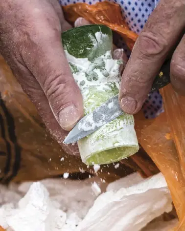  ??  ?? Using a peeling knife to gently remove the plaster mould from around the glass after kiln firing