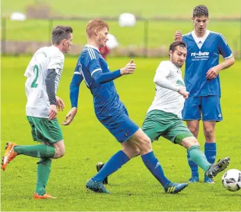  ?? FOTO: CF ?? Johannes Götze (Zweiter von links) und der TSV Schlachter­s besiegen die SpVgg Lindau mit 3:2.