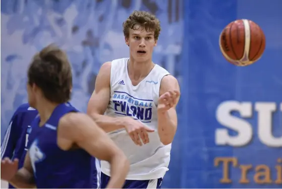  ?? / MARTTI KAINULAINE­N
FOTO: LEHTIKUVA ?? IMPONERAND­E. Både Teemu Rannikko och Tuukka Kotti är nöjda med hur NBA-debutanten Lauri Markkanen (bilden) kommit in i landslaget.