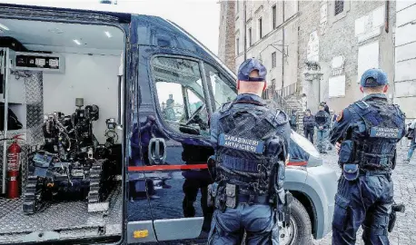  ?? Ansa/Reuters ?? È stato d’allerta Servizi di sicurezza al Campidogli­o, militari di pattuglia a Milano