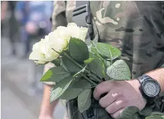  ?? ?? White roses for the fallen commander in Kyiv.