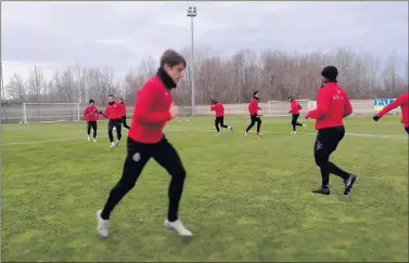  ??  ?? La Cultural se entrenó ayer en el Área Deportiva Puente Castro para preparar el partido de esta noche.