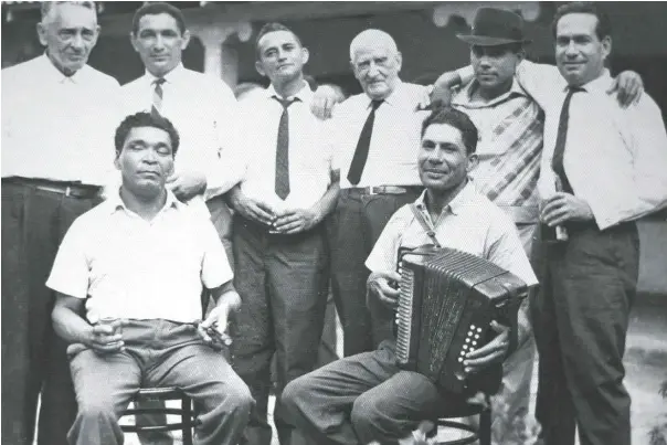  ??  ?? En esta página: Leandro Díaz junto a Toño Salas Mendoza. Atrás, de izq. a der.: Hernando Molina, Rafael Escalona, Roberto Pavajeau, Andrés Becerra, Colacho Mendoza y Poncho Cotes Queruz En la página siguiente: Ernesto Mccausland Sojo junto al maestro...