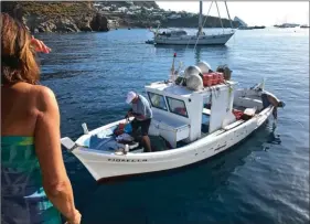  ??  ?? A Panarea, un pêcheur nous propose gambas et calamars pêchés du jour. Un vrai régal mais à un prix exorbitant !