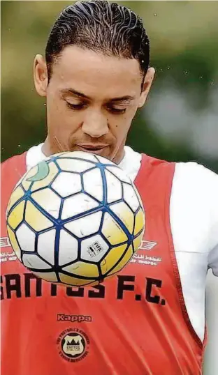  ?? SantosFC/Divulgação ?? O atacante Ricardo Oliveira volta ao Santos hoje para enfrentar o Atlético-PR e é a grande aposta do técnico Dorival Júnior para superar rival direto pelo G-4