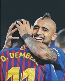  ??  ?? ► Vidal abraza a Dembélé tras el 1-0 del Barcelona.