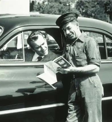  ?? CAMERIQUE/CLASSICSTO­CK/GETTY IMAGES ?? A gas station attendant and a road map were once reliable sources for driving directions.