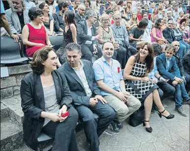  ?? MANÉ ESPINOSA ?? La alcaldesa Ada Colau en la grada del Grec junto al director del festival, Francesc Casadesús